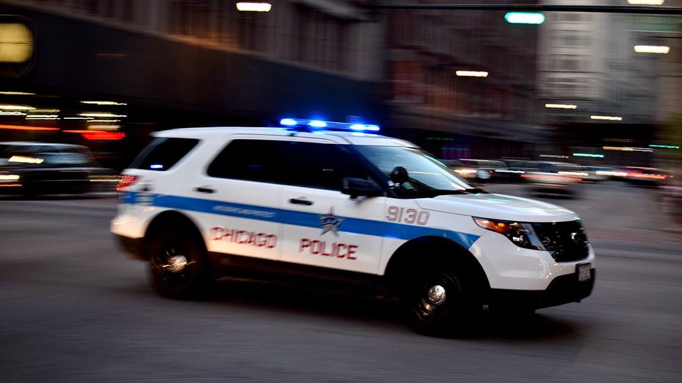 chicago police car racing to crime scene