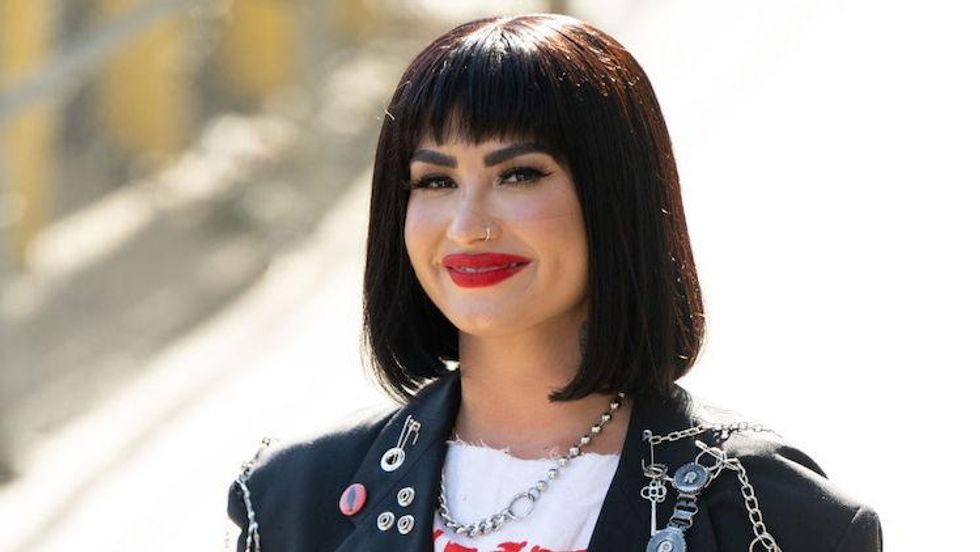 980px x 552px - Demi Lovato Shares Why She's Using She/Her Pronouns Again