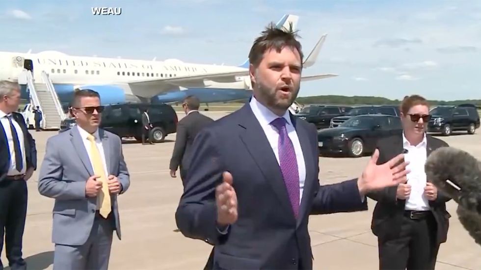 JD Vance crashes reporter pool Kamal Harris airforce two tarmac