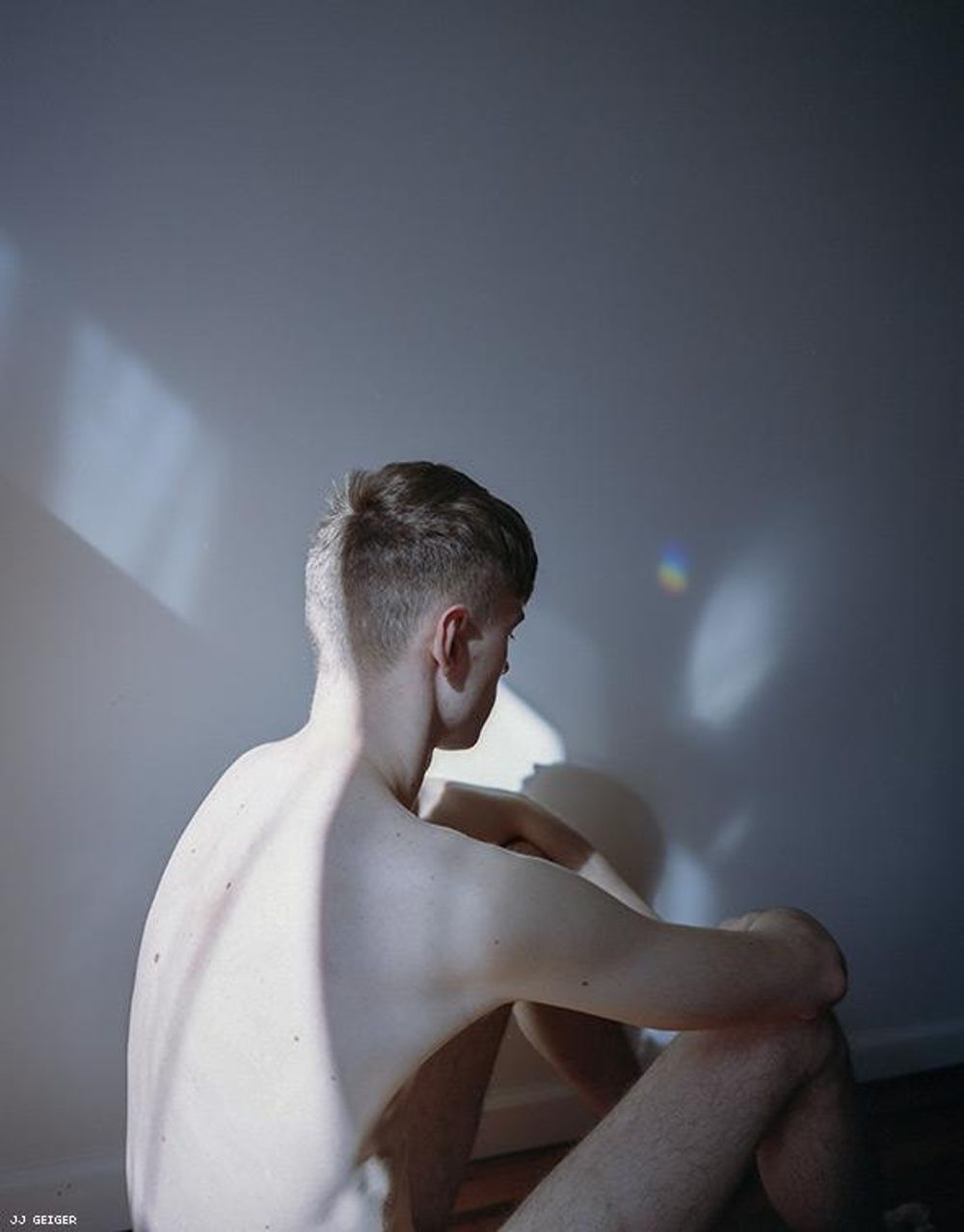 26 Photos of the Vulnerable Beauty of the Naked Male Body