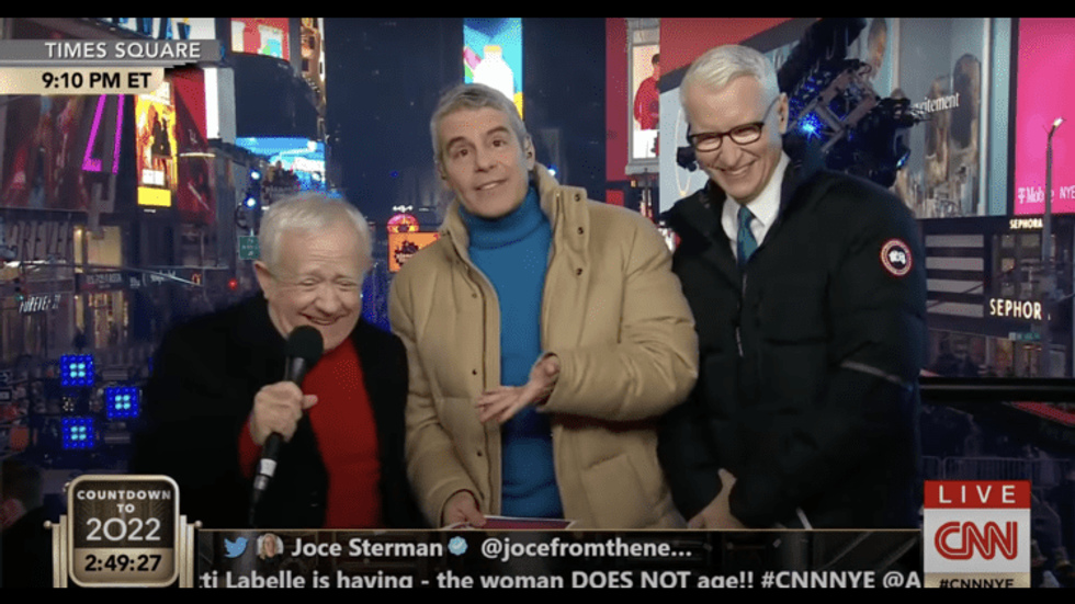 Leslie Jordan Plays Tour Guide on New York City Bus