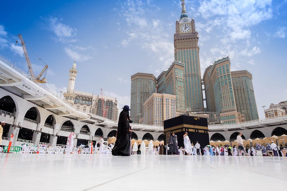 沙特阿拉伯麦加的 Masjid al-Haram（大清真寺），背景是费尔蒙酒店麦加皇家钟楼