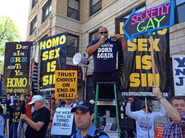 PHOTOS: Christians Say 'Sorry' at Chicago Pride | Advocate.com